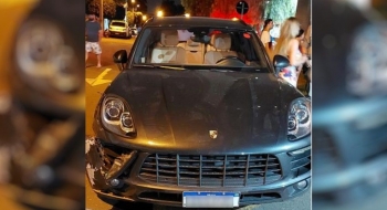 Motorista bêbado bate Porsche em carros estacionados, em Aparecida